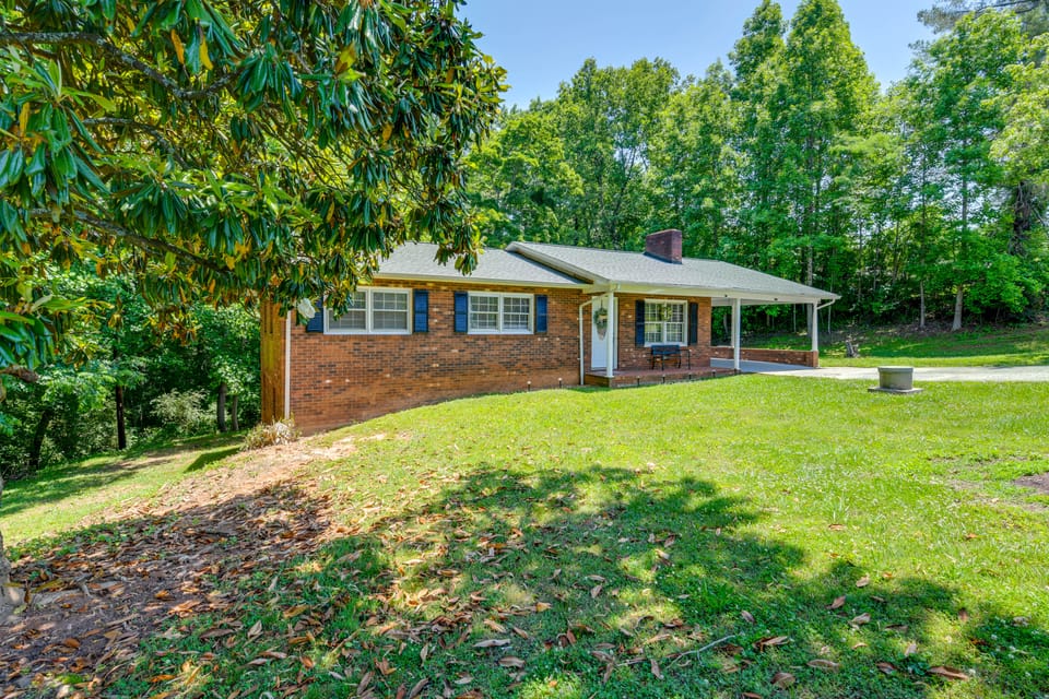 Charming Jonesville Home w/ Grill - Near Wineries! House in North Carolina
