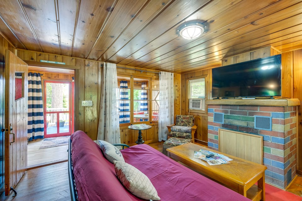Charming Michigan Cottage w/ Sunroom & Lake Access Cottage in Michigan