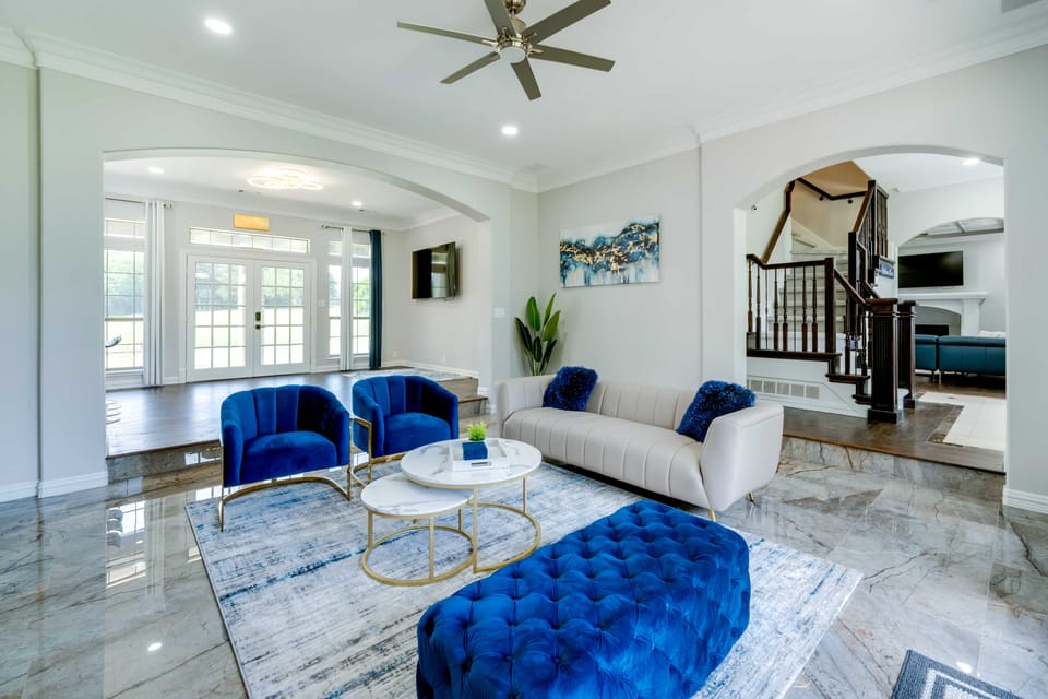 10 Acres w/ Hot Tub & Pond: Luxury Melissa Villa! Villa in McKinney