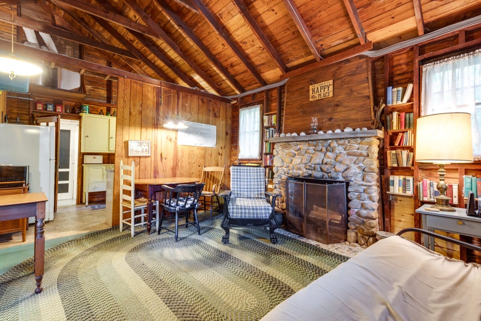 Southold Cottage w/ Patio & Grill - Walk to Beach! Cottage in Peconic