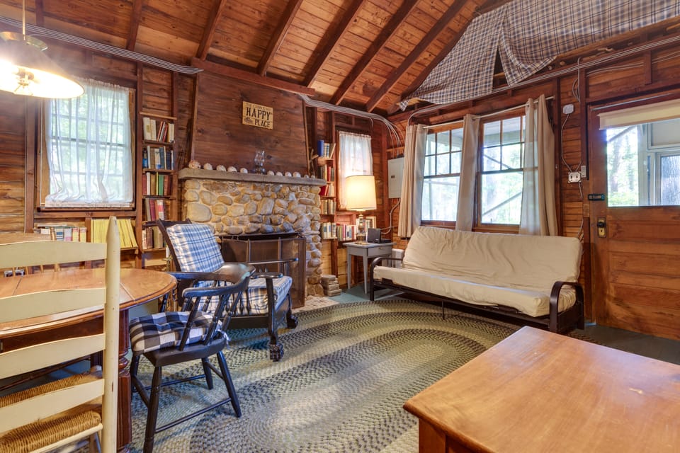 Southold Cottage w/ Patio & Grill - Walk to Beach! Cottage in Peconic