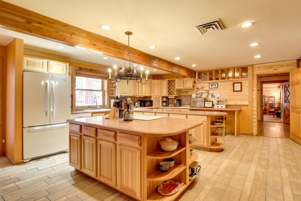 Near Sitgreaves Nat’l Park: High Country Farmhouse House in Arizona