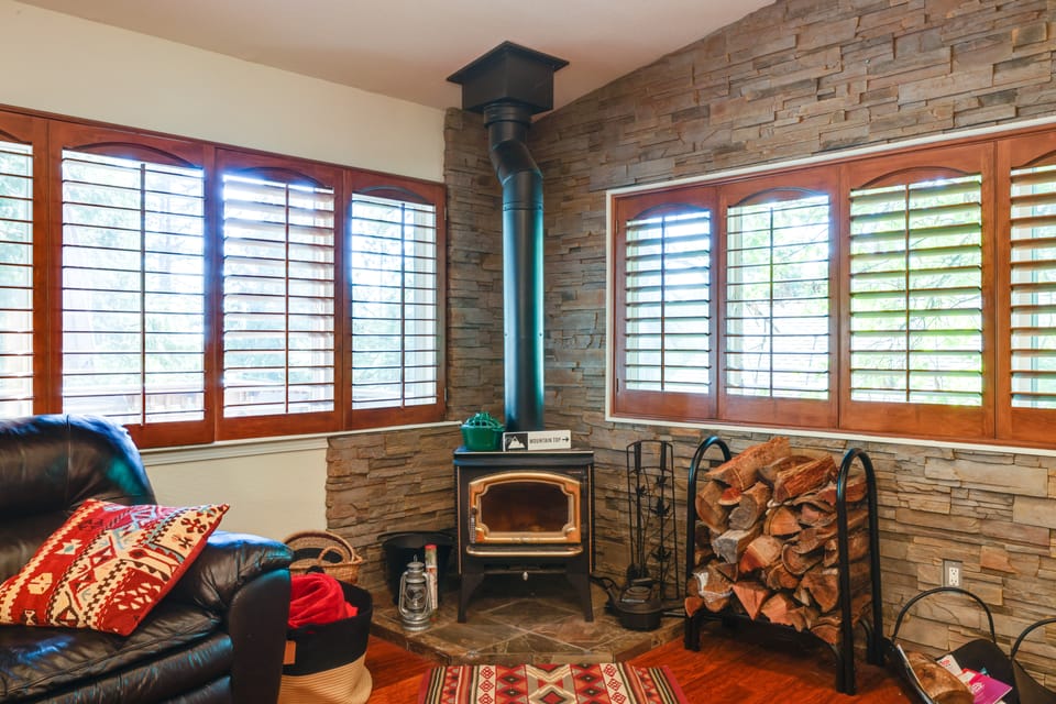 Cozy Mi-Wuk Village Cabin w/ Deck! House in Mi Wuk Village