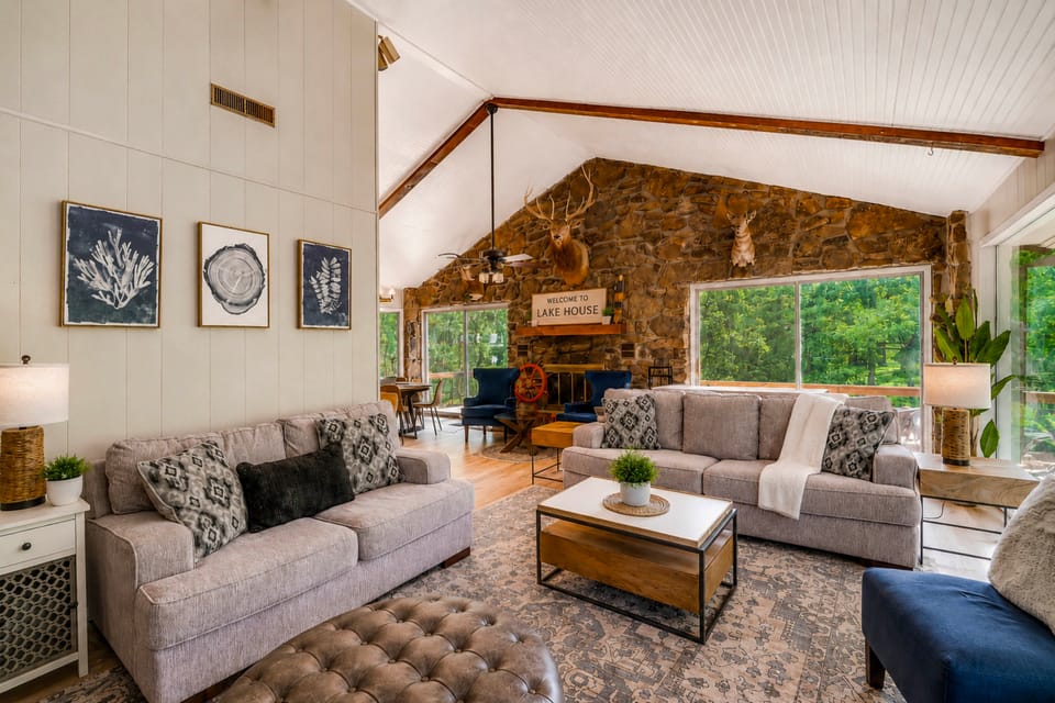 Pub, Hot Tub, Game Room, Monkey Island Waterfront House in Ozark Mountains
