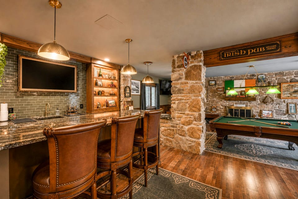 Pub, Hot Tub, Game Room, Monkey Island Waterfront House in Ozark Mountains