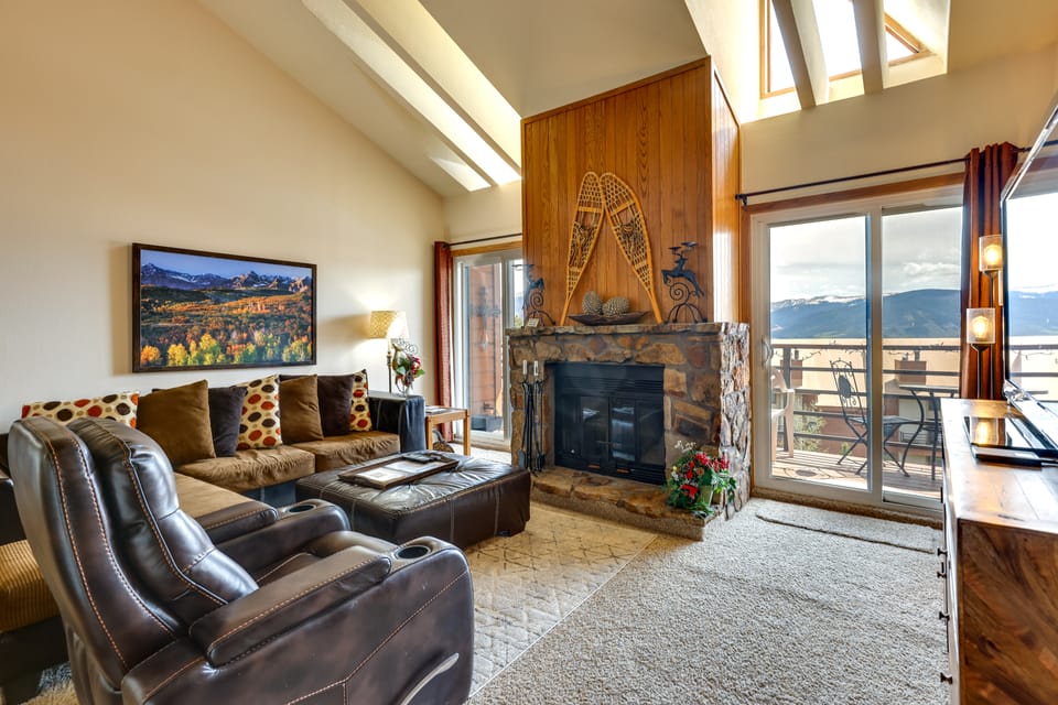 Cozy Condo w/ Balcony & Mtn View in Silverthorne! Apartment in Wildernest