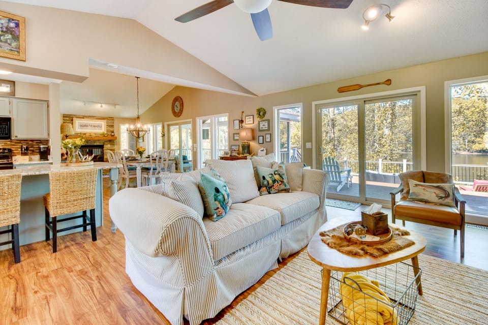 Fire Pit & Grill: Riverfront Home in Arkansas! House in Arkansas