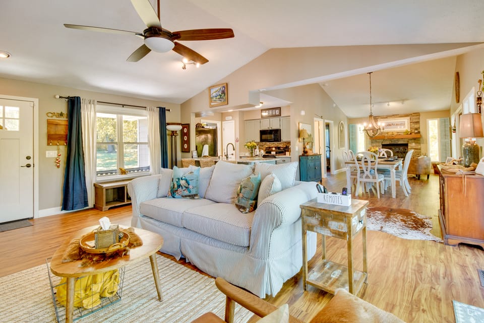 Fire Pit & Grill: Riverfront Home in Arkansas! House in Arkansas