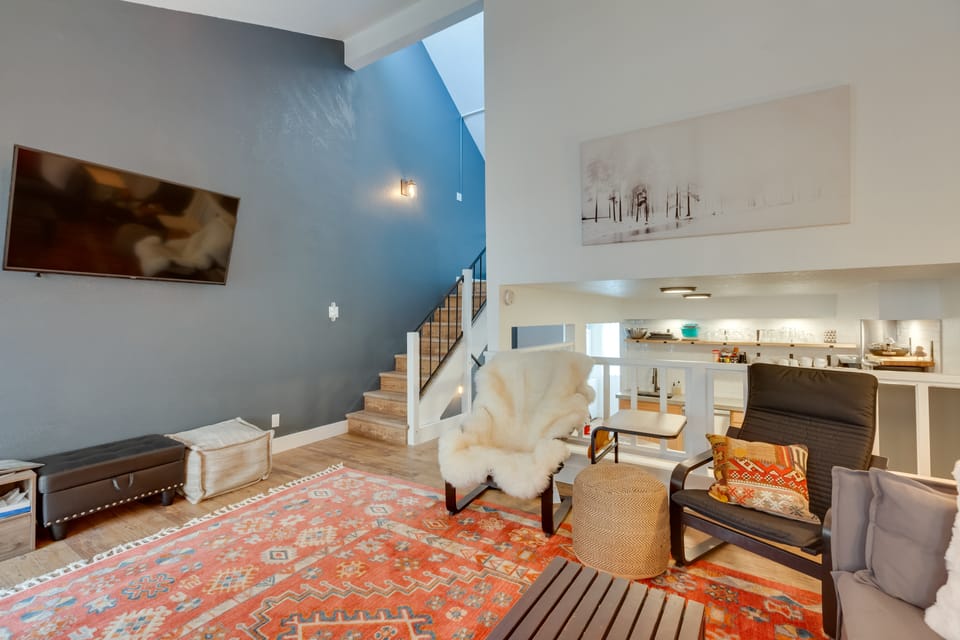 Chic Angel Fire Condo: Walk to Ski Resort! Apartment in Angel Fire