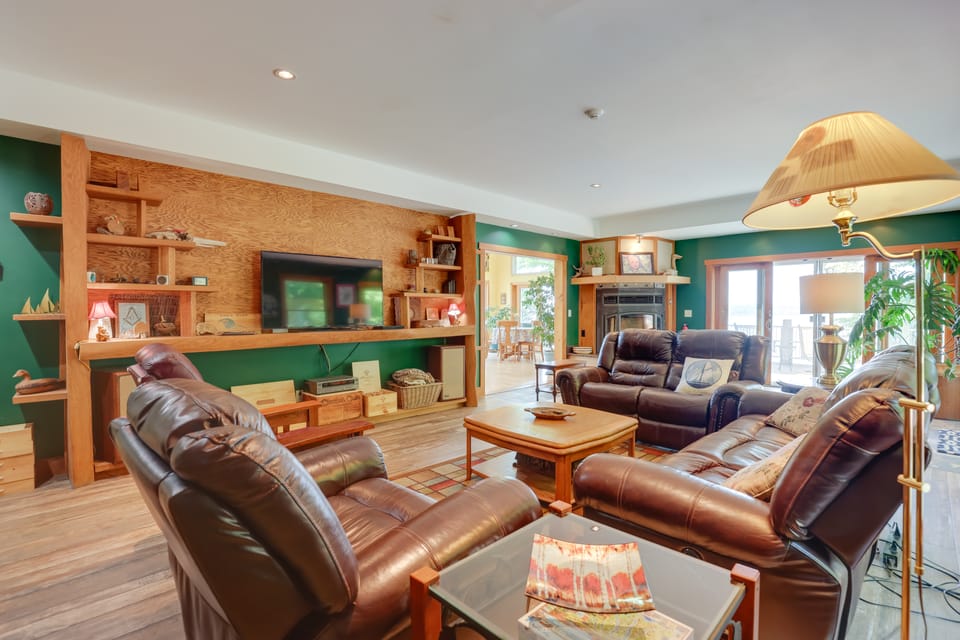 'Locke’s Glen' - Lakefront Geneva Getaway w/ Dock! House in Fayette
