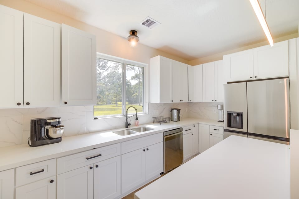 Airy Dayton Vacation Home w/ Deck + Private Yard! House in Texas