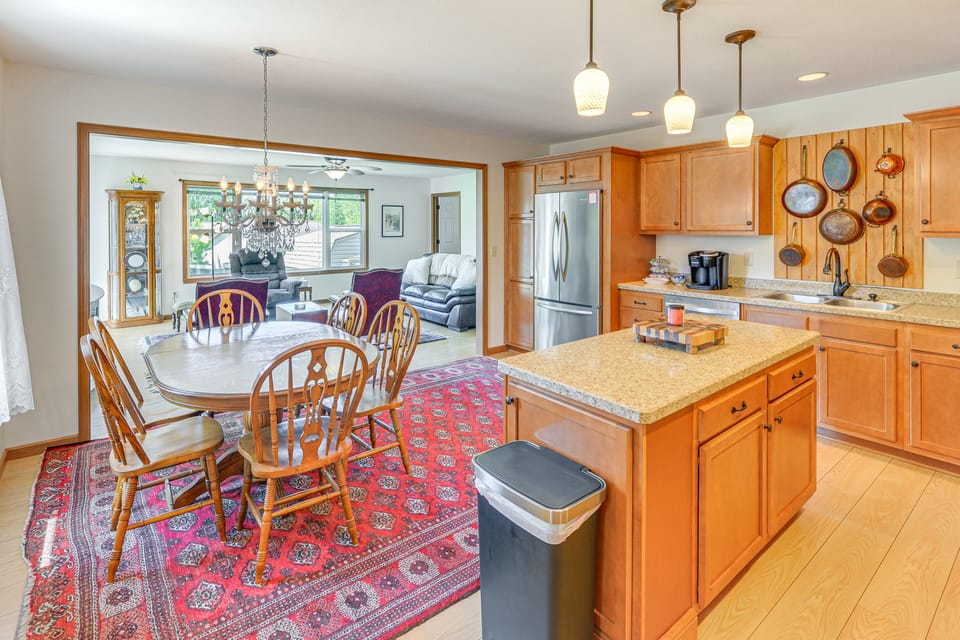 WFH-Friendly Columbiana Vacation Rental w/ Deck! Apartment in Ohio