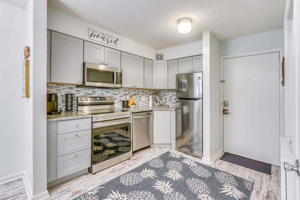 Walk to Beach & Golf Course: Hilton Head Getaway! Apartment in Hilton Head Island