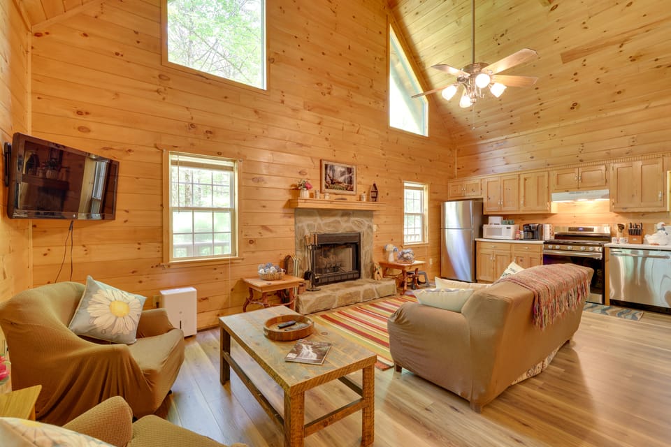 Secluded ‘Cross Creek Cabin’ w/ Deck & Fire Pit! House in Union County