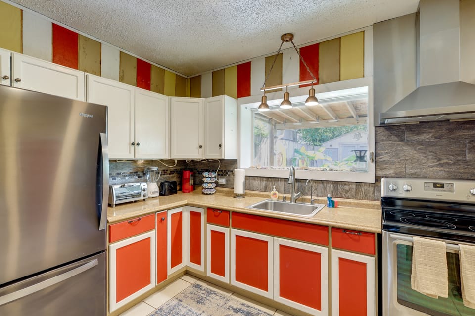 Deck, Fire Pit & Grill: Port Isabel Home! Cottage in Port Isabel