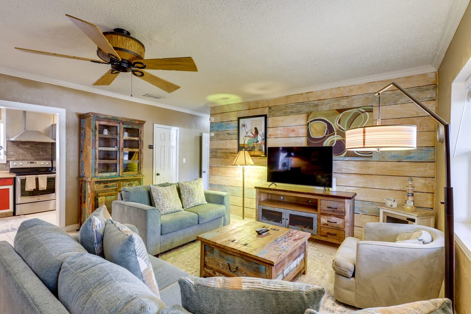 Deck, Fire Pit & Grill: Port Isabel Home! Cottage in Port Isabel