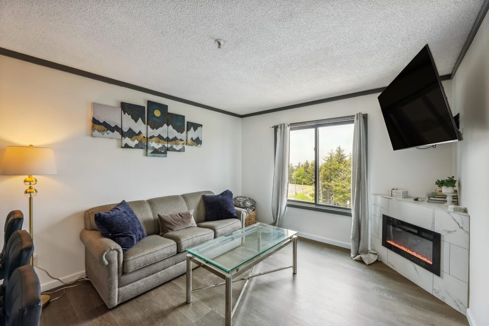 Cozy Snowshoe Condo Rental: Walk to Chair Lift! Apartment in Snowshoe