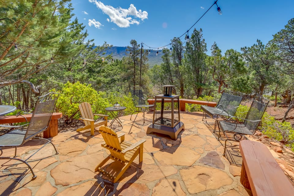 Hot Tub, Fire Pit & Deck: Chic Arizona Retreat House in Pine