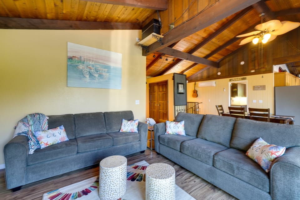 < 1 Mi to Port of Alsea: Inviting Gem w/ Views! House in Waldport
