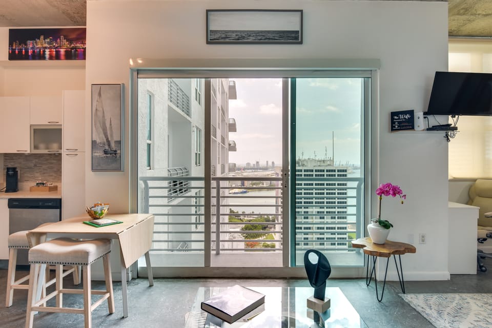 Trendy Downtown Miami Studio: Pools, Views + More! Apartment in Miami