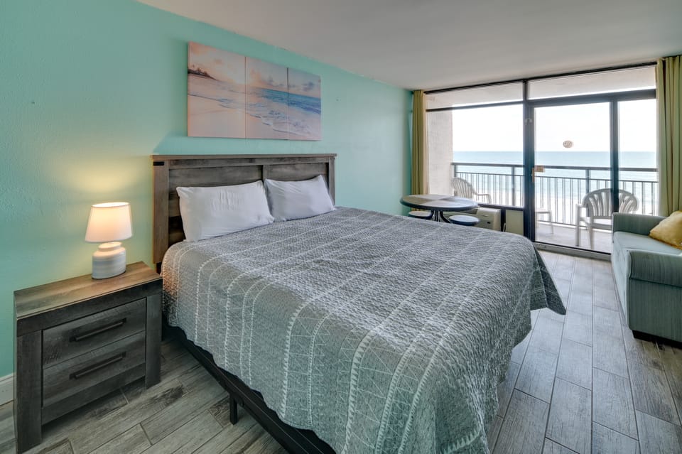 Oceanfront Studio w/ Pool Access in Myrtle Beach! Apartment in Myrtle Beach
