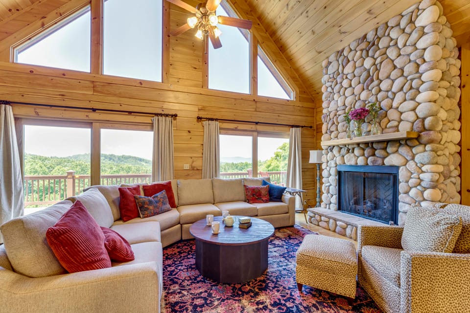 Hot Tub, Game Room! Group-Friendly Nebo Cabin House in Tennessee