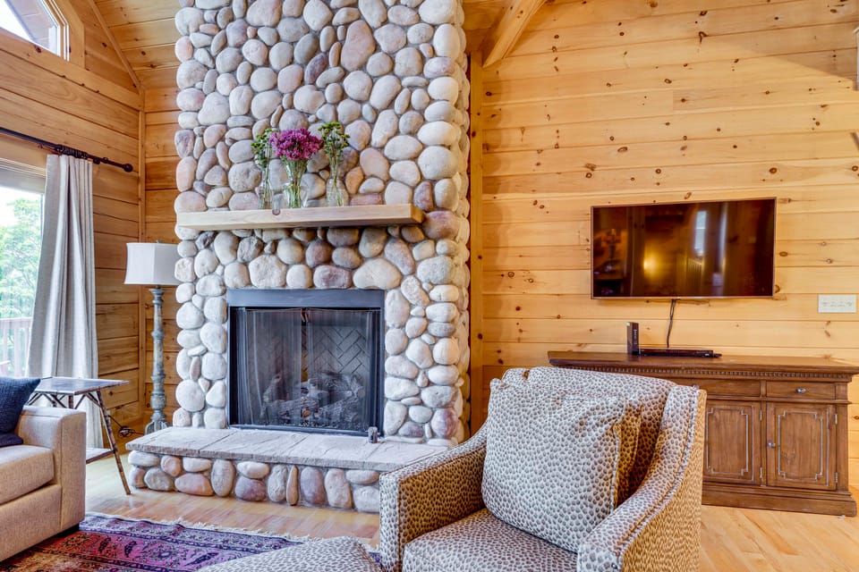 Hot Tub, Game Room! Group-Friendly Nebo Cabin House in Tennessee