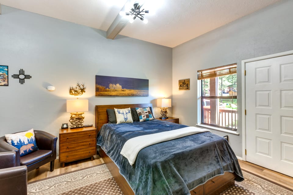Angel Fire Studio w/ Fireplace, Walk to Resort! Apartment in Angel Fire