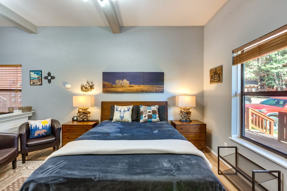 Angel Fire Studio w/ Fireplace, Walk to Resort! Apartment in Angel Fire