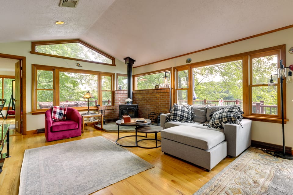 Lakefront Connecticut Retreat Near UConn Cottage in Connecticut
