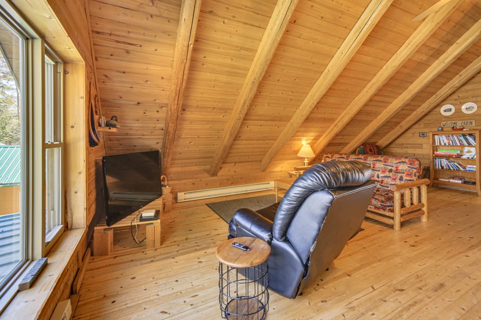 Waterfront 'UP Badger Lodge BnB' on Powell Lake Apartment in Wisconsin