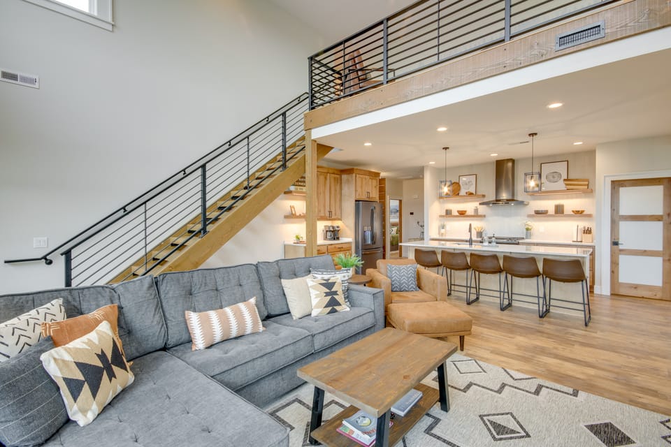 Hot Tub & Deck at Red Lodge Retreat House in Montana