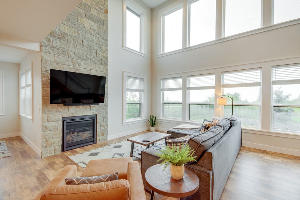 Hot Tub & Deck at Red Lodge Retreat House in Montana