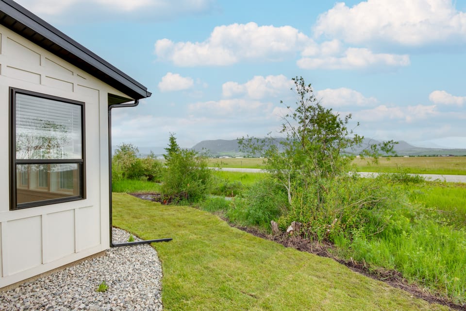 Hot Tub & Deck at Red Lodge Retreat House in Montana