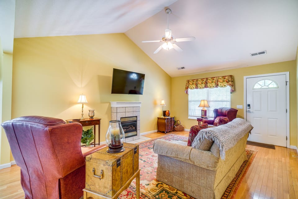 Pigeon Forge Home w/ Deck & Hot Tub Near Town! House in Pigeon Forge