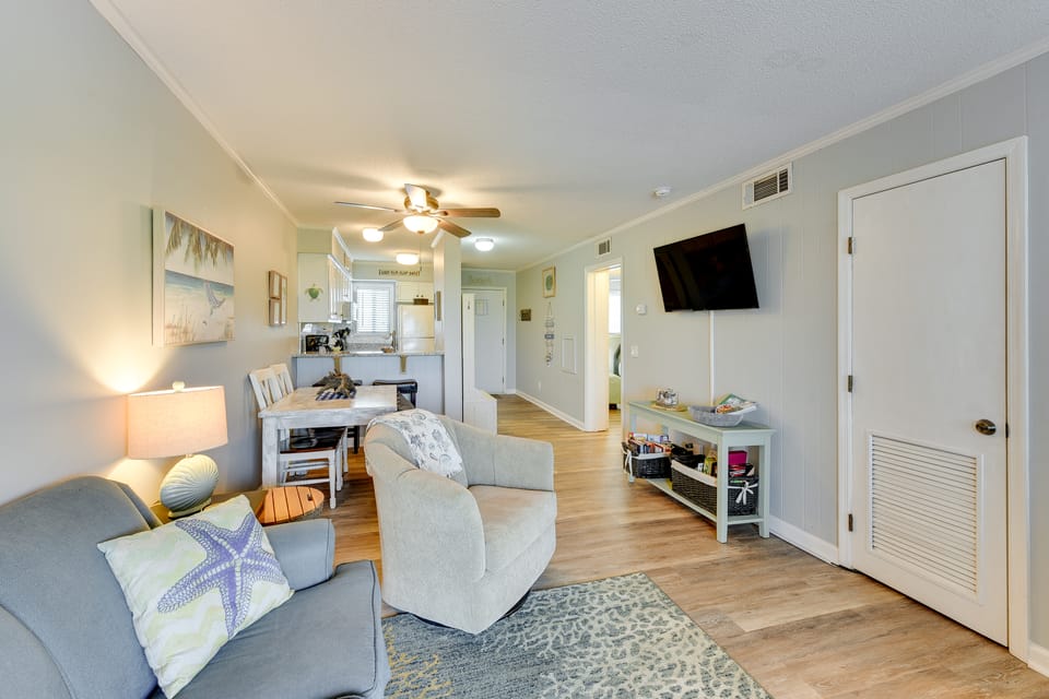 < 1 Mi to Beach: Hilton Head Island Condo w/ Pool! Apartment in Hilton Head Island