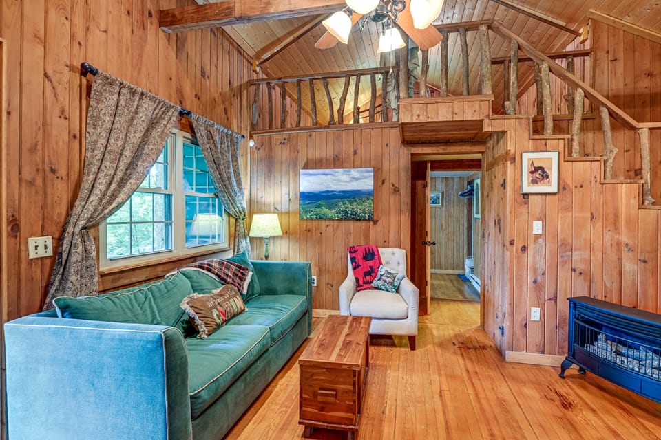 Historic Sapphire Cabin w/ Porch, Updated Interior House in Tennessee