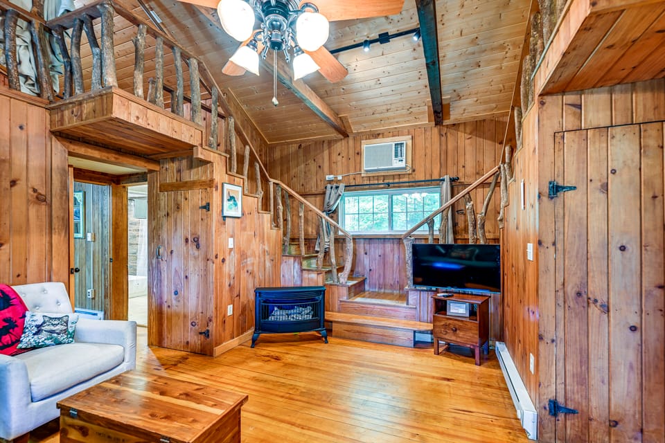 Historic Sapphire Cabin w/ Porch, Updated Interior House in Tennessee