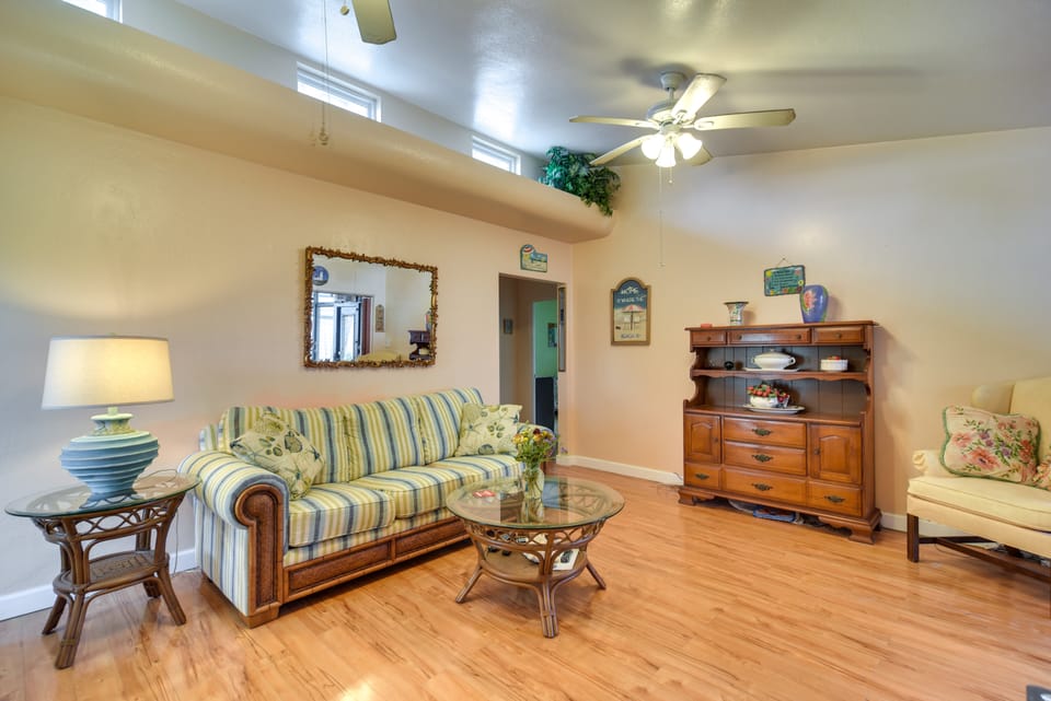1 Mi to Madeira Beach: Getaway w/ Patio & Grill House in North Redington Beach