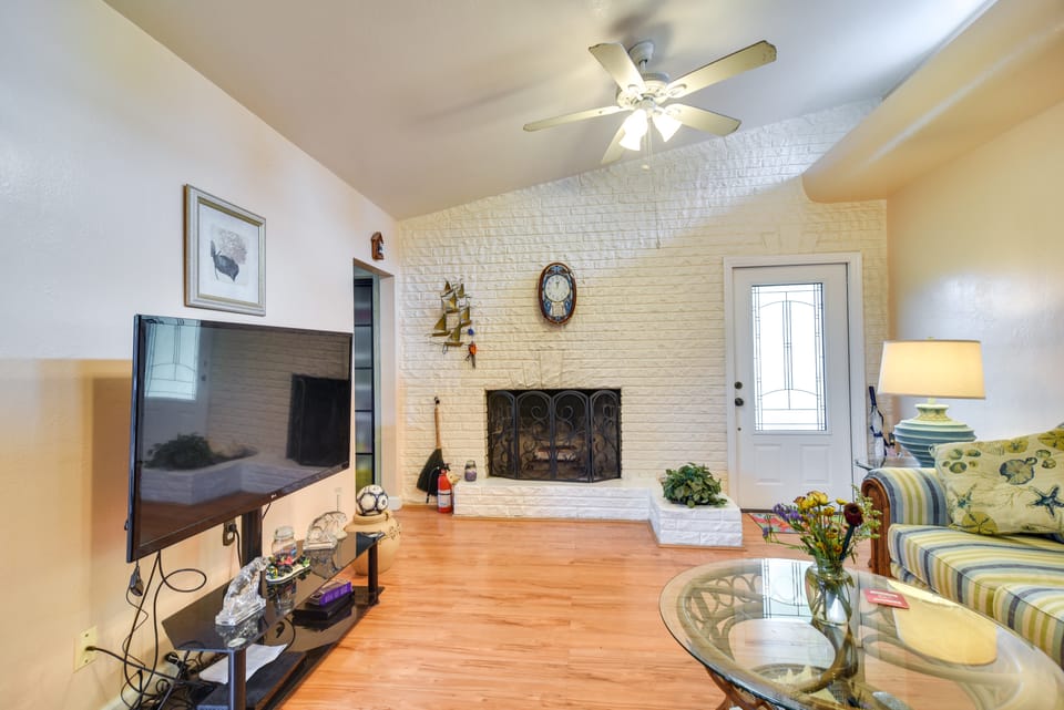 1 Mi to Madeira Beach: Getaway w/ Patio & Grill House in North Redington Beach