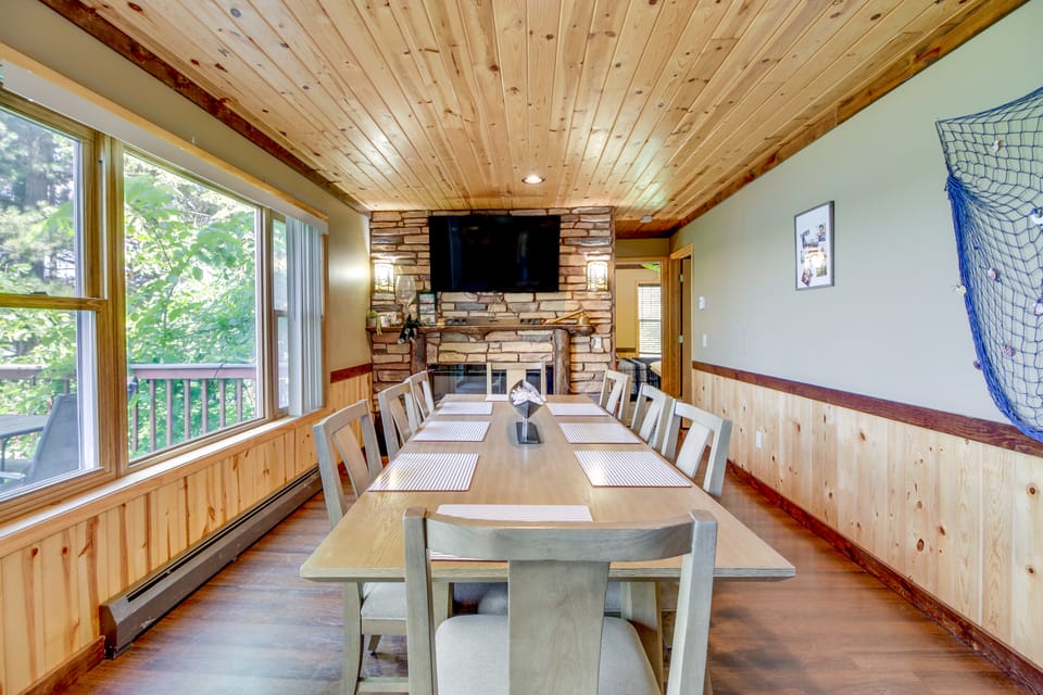 Private Dock: Lakefront Family Home in Outing House in Minnesota