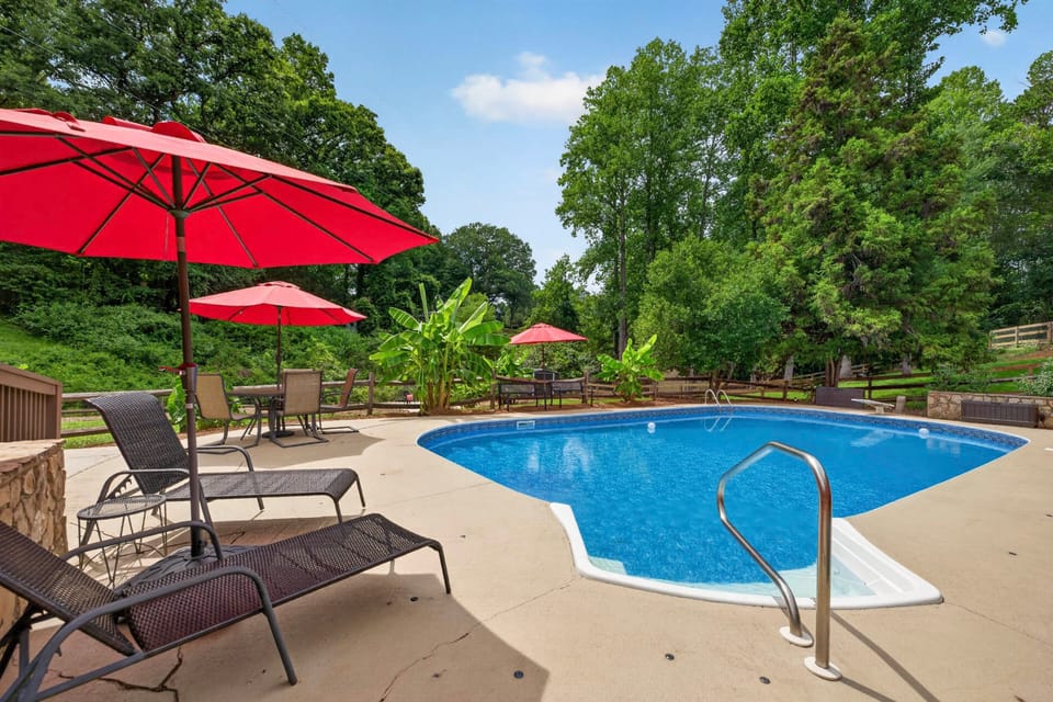 Hickory Hideaway: Pet-Friendly Haven w/ Fire Pit! Apartment in Hickory