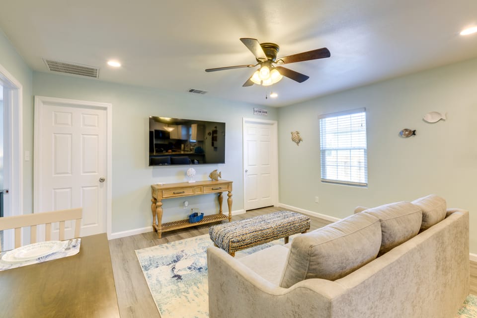 Relax at Heron Bay Cottage in Rockport, Texas! Cottage in Texas