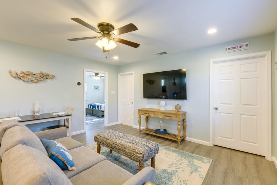 Relax at Heron Bay Cottage in Rockport, Texas! Cottage in Texas