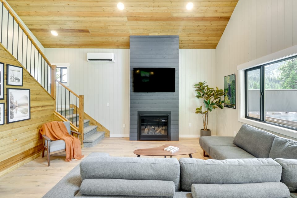 Modern Lakeside Cabin w/ Mountain Views & Hot Tub! House in Flathead Lake