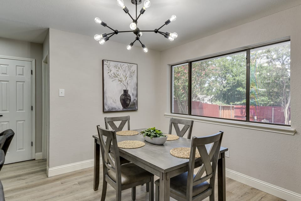 11 Mi to Six Flags! Poolside Oasis in Bedford House in Bedford