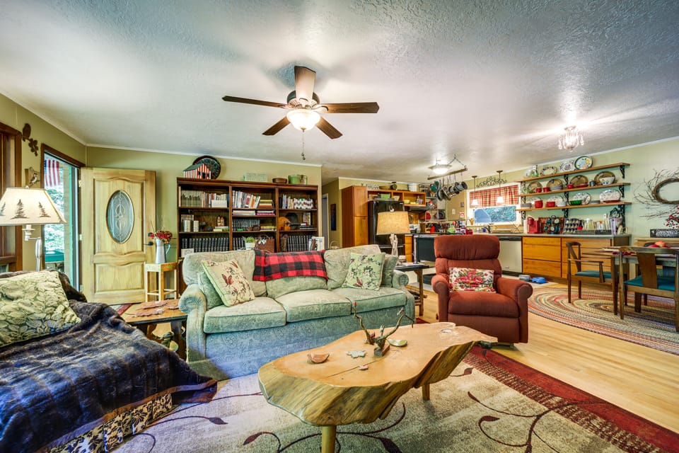 Pet-Friendly Retreat w/ Mtn Views in Sylva! House in Tennessee