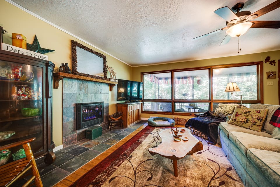 Pet-Friendly Retreat w/ Mtn Views in Sylva! House in Tennessee