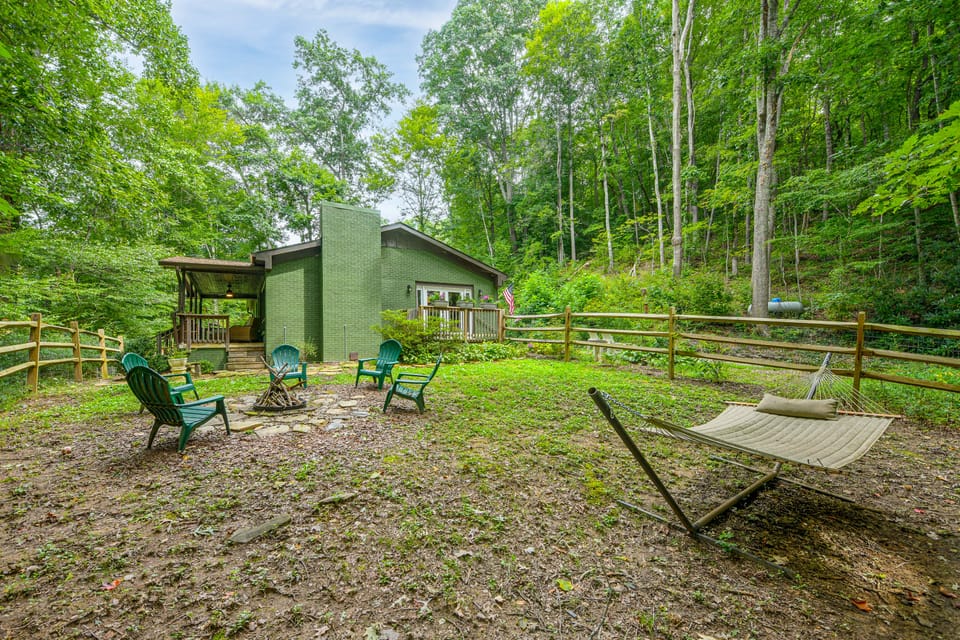 Pet-Friendly Retreat w/ Mtn Views in Sylva! House in North Carolina