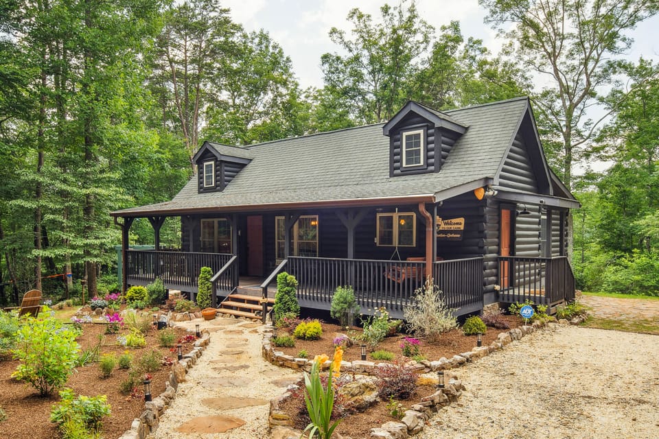 Pet-Friendly Lake Lure Cabin w/ Outdoor Oasis! House in Tennessee
